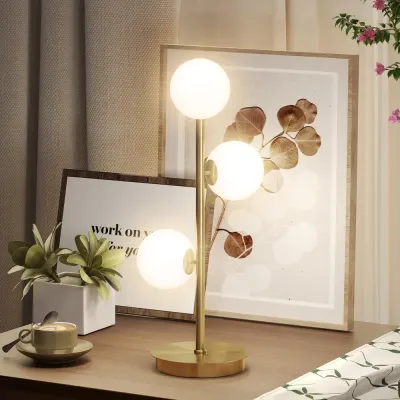 Bordslampa med 3 Sfäriska Skärmar med Robust Skulptural Glober