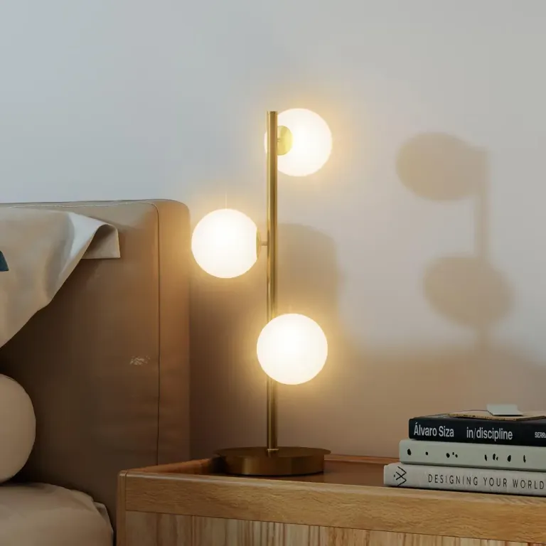 Bordslampa med 3 Sfäriska Skärmar med Robust Skulptural Glober