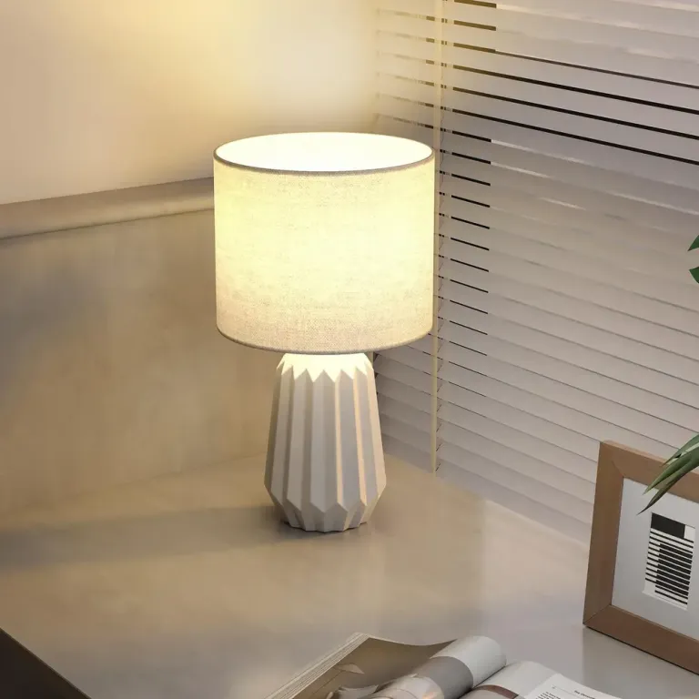 Bordslampa och Sänglampa med Linneskärm och Träfot, Vit