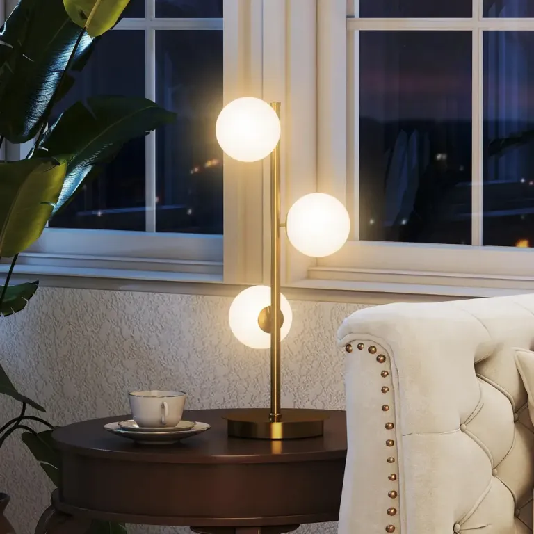 Bordslampa med 3 Sfäriska Skärmar med Robust Skulptural Glober